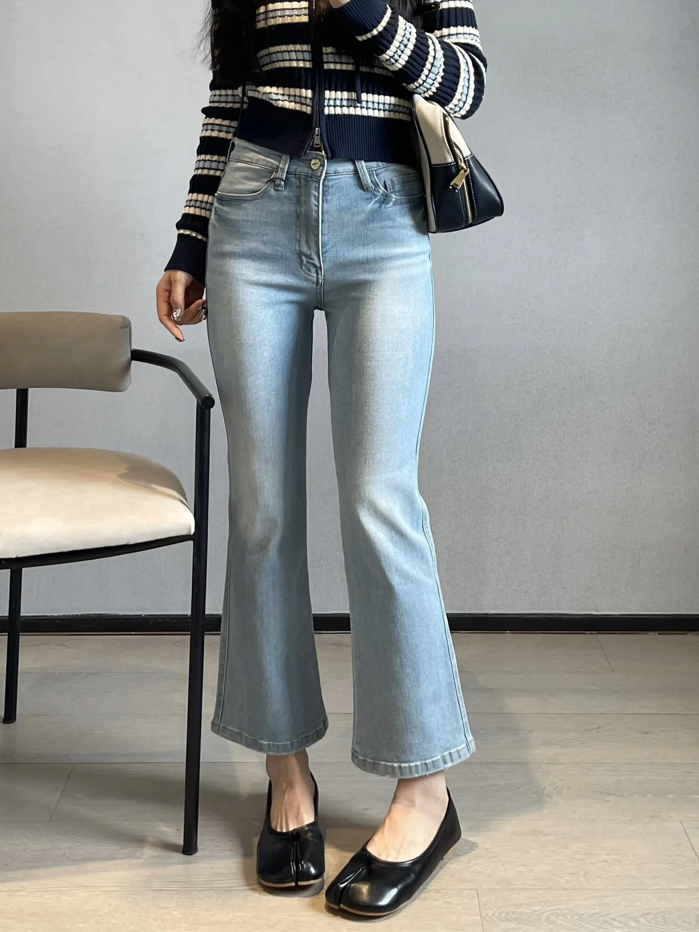 

Весенние повседневные джинсы-клеш с высокой талией, светло-голубые, из хлопкового денима, молодежные, эластичные, с эффектом подтяжки ягодиц