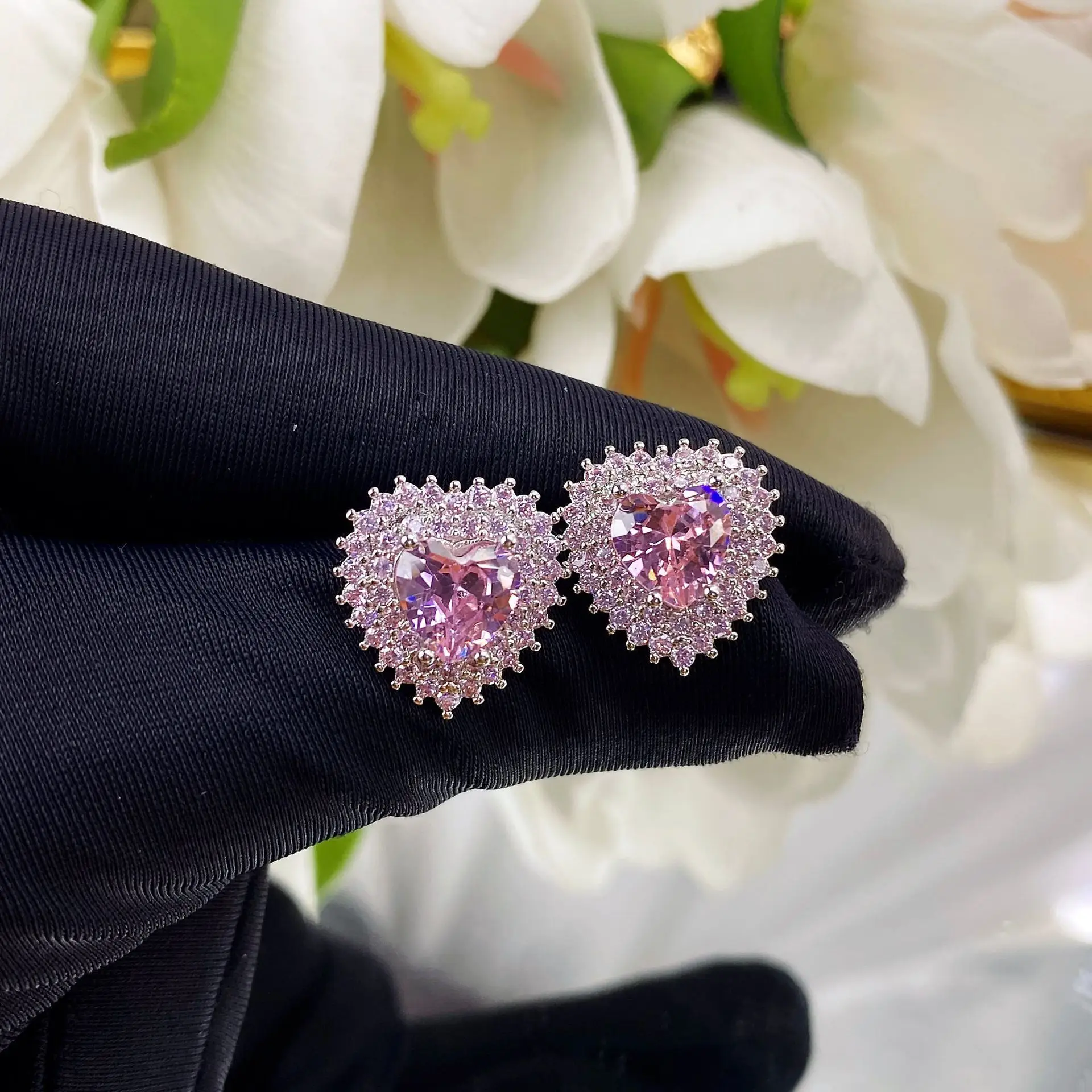 Internet celebrities with the same sweet and cool light luxury powder heart earrings bright full of diamonds cute Barbie pink di