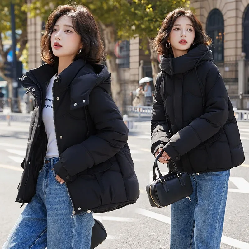 Giacca invernale in cotone corto, ampio e spesso da donna nuova 2024, alla moda e casual, giacca in cotone rosso Internet, alla moda