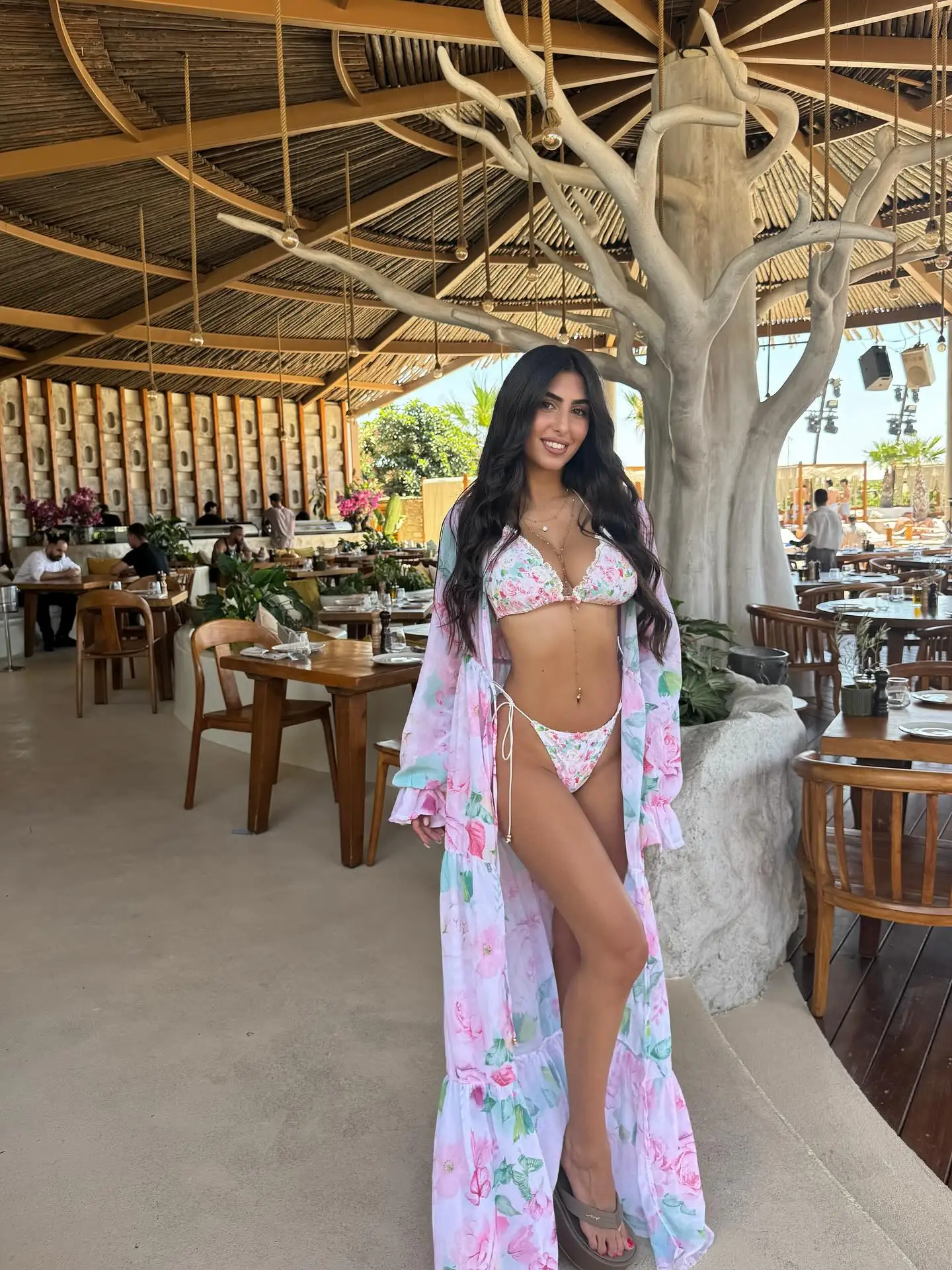 Elegancki zestaw bikini w kwiaty, różowy wzór z różami, z pasującym długim pareo, seksowny zestaw bikini wiązany, strój kąpielowy, odzież plażowa, letni glamour.