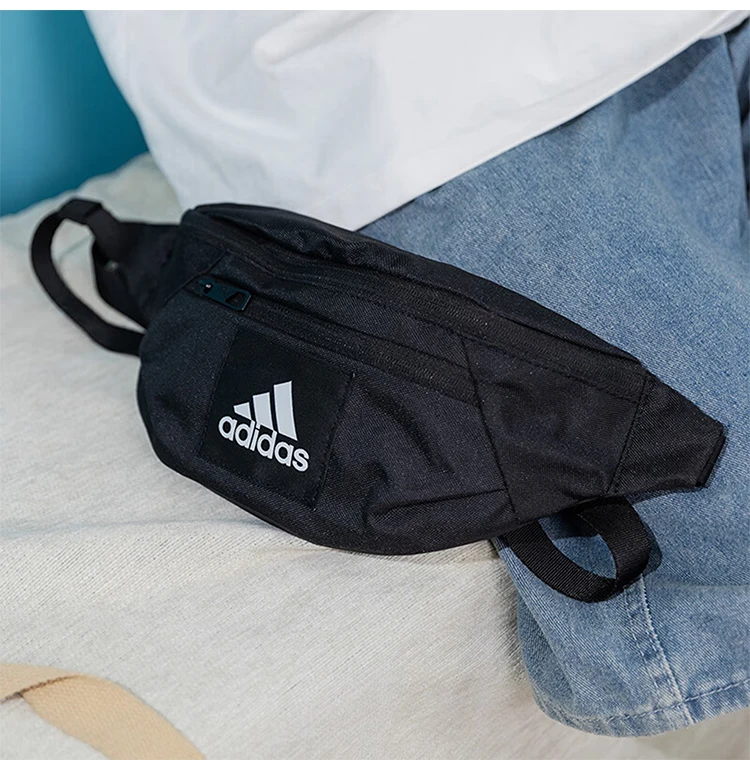 

Черная поясная сумка Adidas с классическим логотипом, несколькими отделениями на молнии, регулируемым ремешком для занятий спортом и повседневного использования