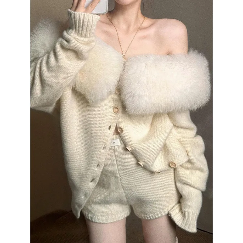 Delikatny wiatr, temperament, futrzany kołnierz, odkryte ramiona, kardigan z długim rękawem, zestaw damski: kurtka i szorty z wysokim stanem.