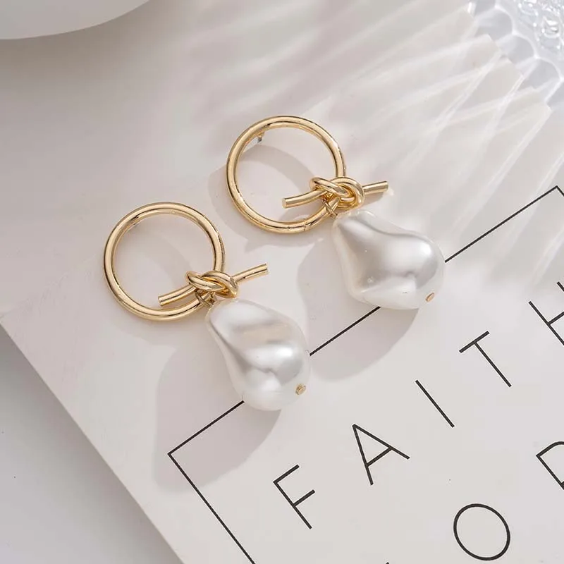 

European American Fashion Exquisite Luxury Versatile High-End Atmospheric Pearl Women's Minimalist Texture Earrings New Model