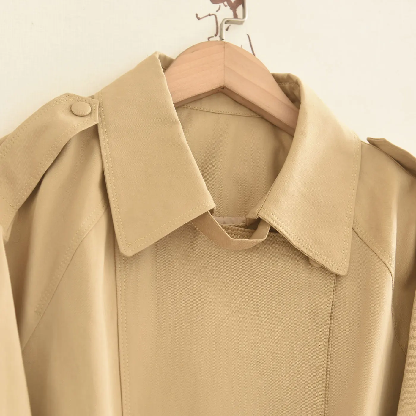 Elegant Khaki Short Trench Coat For Women Lapel Collar Spliced Hem Drawstring Hem Loose Cropped Autumn Commuter Outerwear Jacket