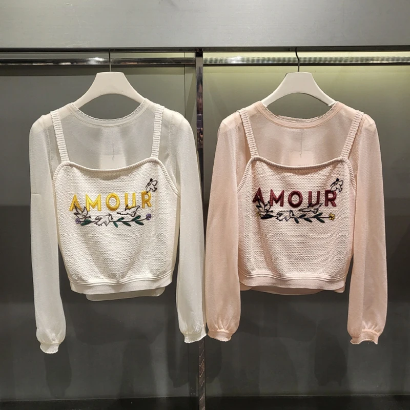 

Комплект из двух предметов MICOAT: вязаный топ-бандо с вышивкой в виде птиц и букв, прозрачная накидка, облегающий крой, длинные рукава