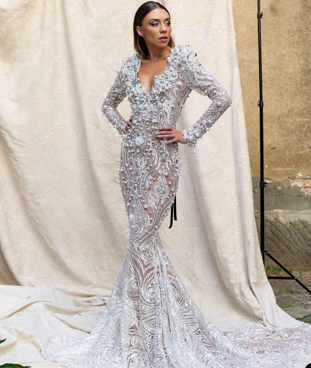ชุดแต่งงานนางเงือกที่มีเสน่ห์ ประดับด้วยคริสตัลลูกปัดเต็มตัว แต่งด้วยลูกไม้ แขนยาว เปิดหลัง ทรงหางปลาแบบยาว ชุดเจ้าสาวสำหรับงานพิธีอย่างเป็นทางการ