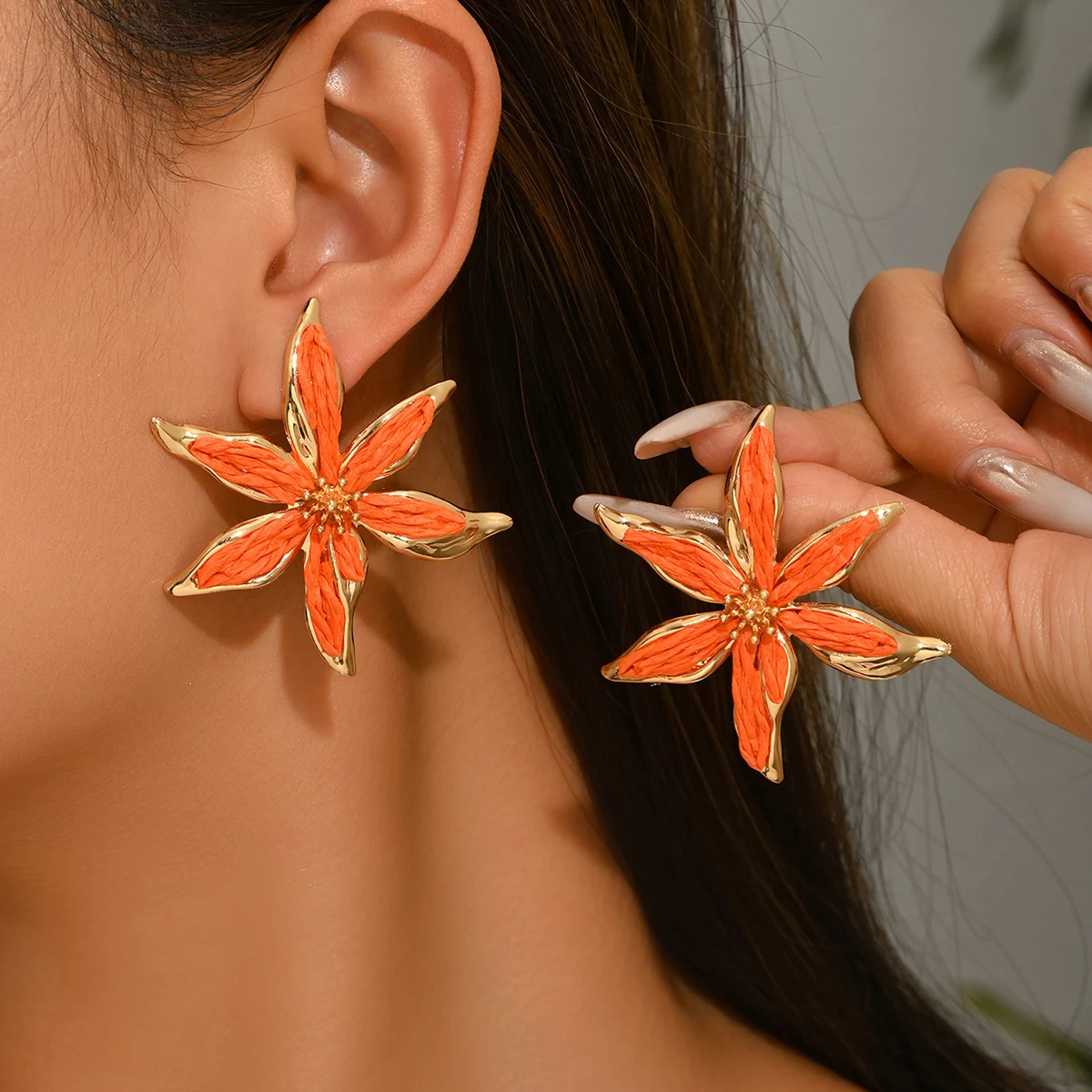 Pendientes de rafia tejidos a mano con un diseño irregular de seis pétalos, con un toque bohemio, perfectos para que las mujeres los usen en cualquier ocasión.
