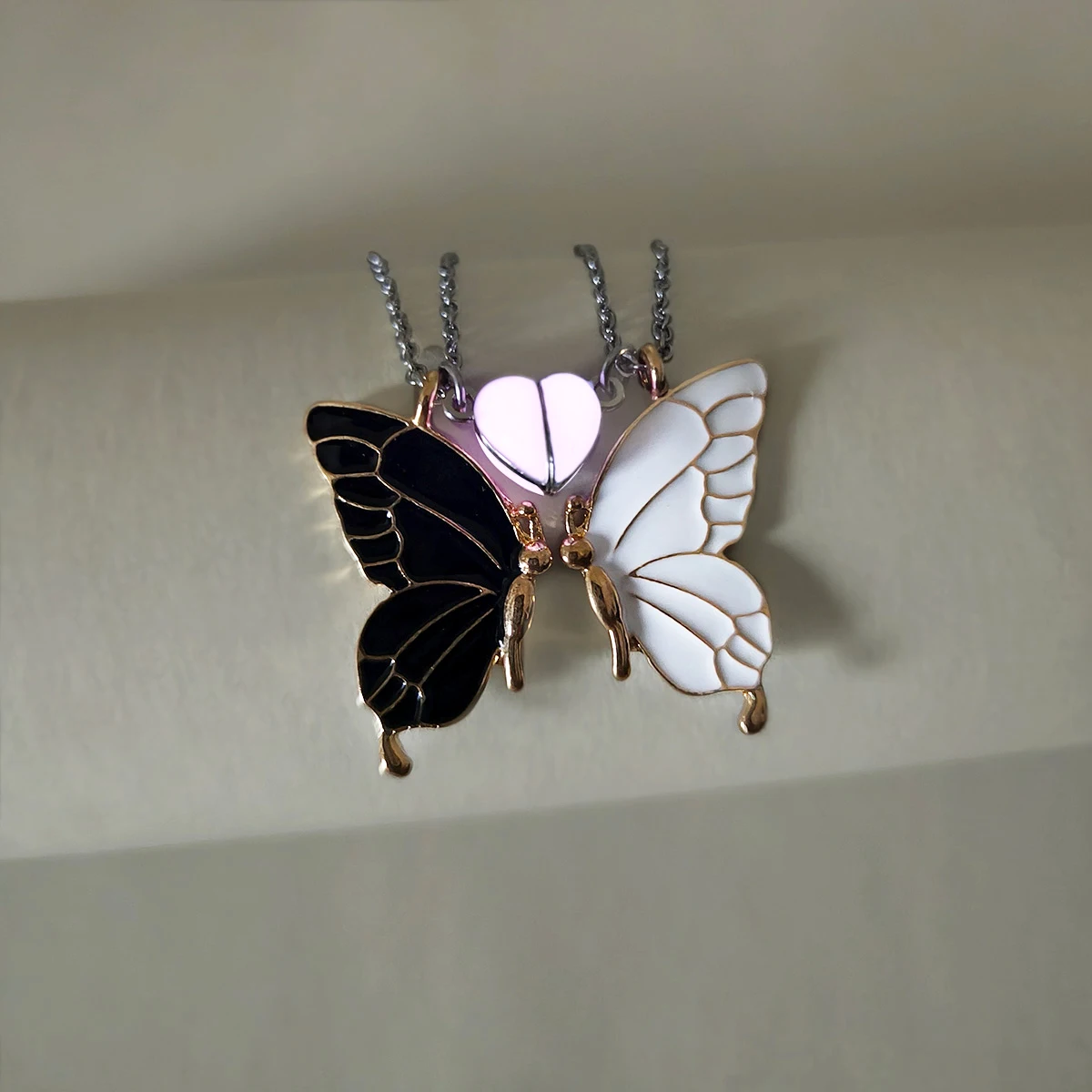 قطعتان/مجموعة قلادة شقيقة الفراشة المضيئة باللونين الأبيض والأسود على شكل قلب وإكسسوارات الرياح المغناطيسية اللطيفة