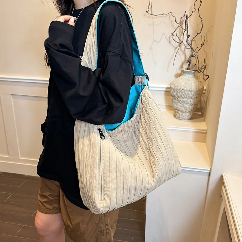 College-style large-capacity pleated canvas bag for women, simple and lightweight tote bag for summer, casual commuter crossbody