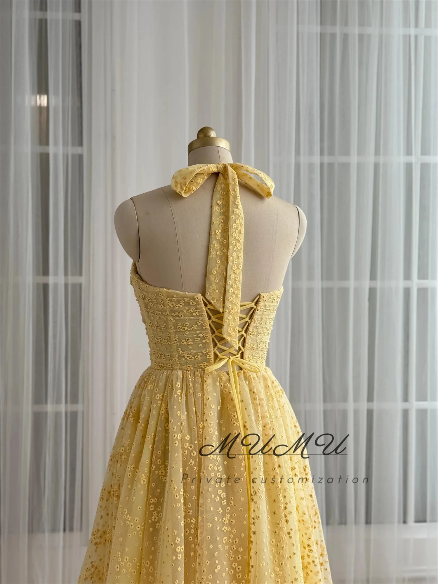 ชุดราตรีหรูหราสั่งตัดพิเศษจาก MuMu ประจำปี 2025 สำหรับผู้หญิงในโอกาสพิเศษ กระโปรงสั้นสีเหลือง