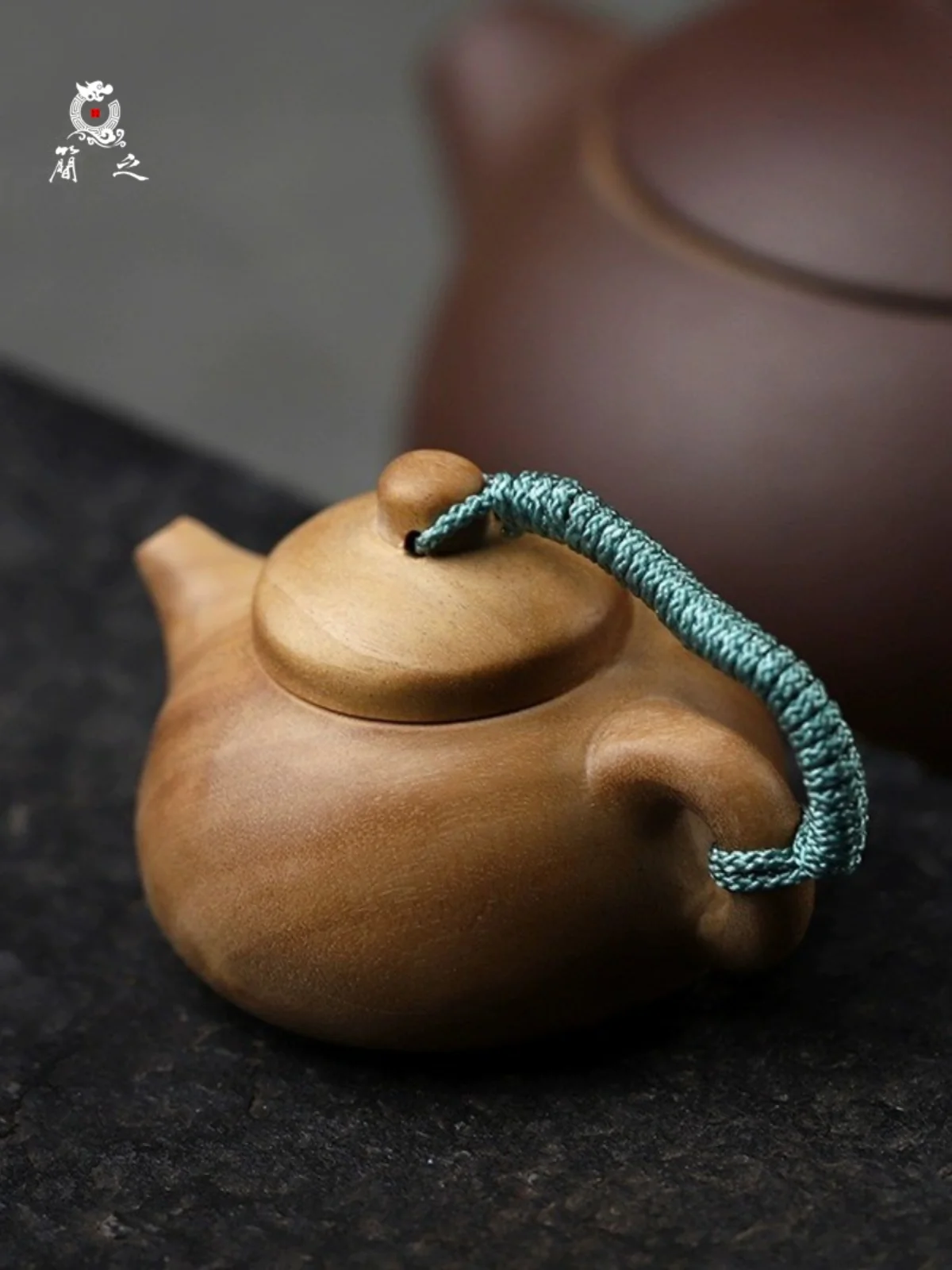

Portable Old Mountain Sandalwood Stone Pail Teapot Carving Crt Wooden Sculpture Chinese Sle Home Decoration Handmade Wood...
