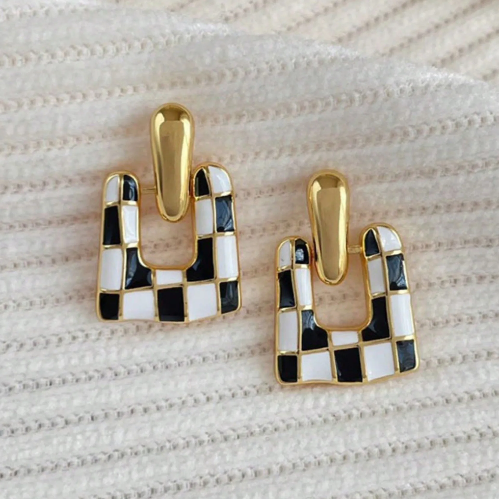 

Vintage Elegant Square Black White Enamel Plaid Pendant Stud Earrings for Women's Unique Design Fashion Jewelry Accessories GIft