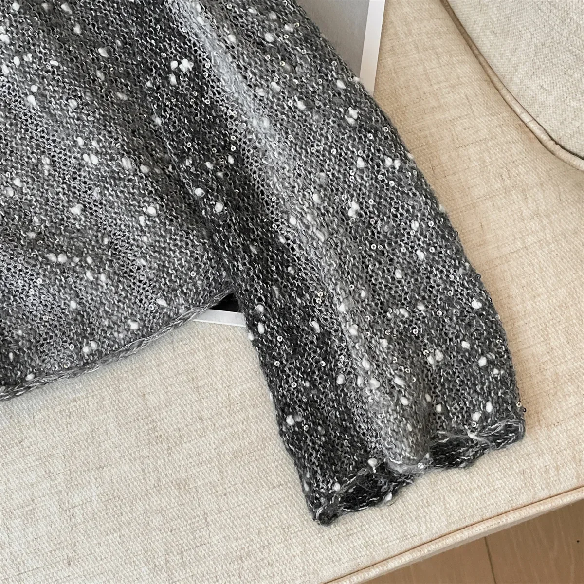 Maglione di maglieria da donna a maniche lunghe allentato morbido e accogliente Autunno Inverno Nuovo stile Capispalla dimagrante Colore misto lucido Design artigianale