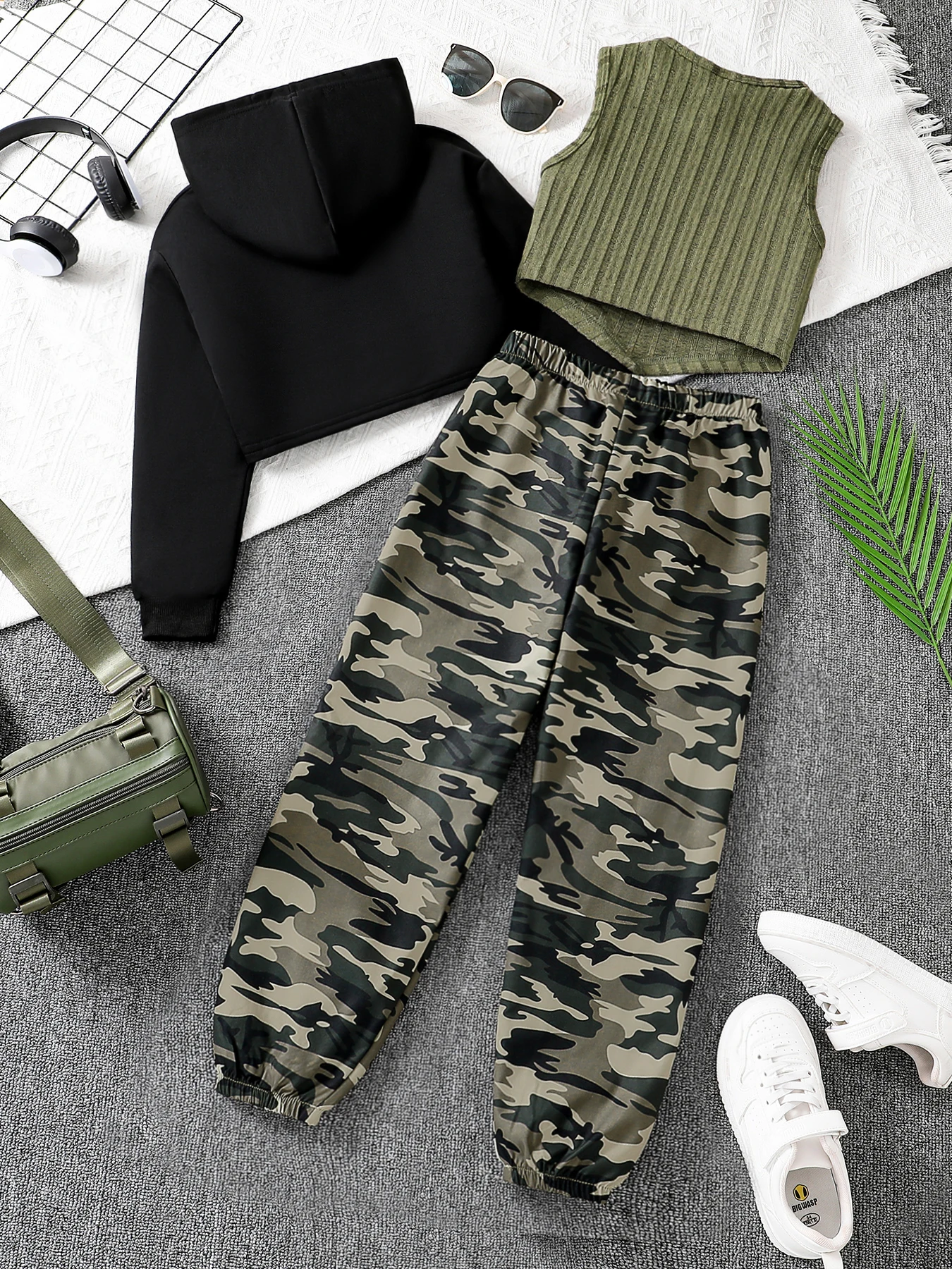 Spring and Autumn Girls\' Fashion 3-Piece Set Black Hooded Long Sleeve Short Style+Military Green Tank Top+Camouflage Pants