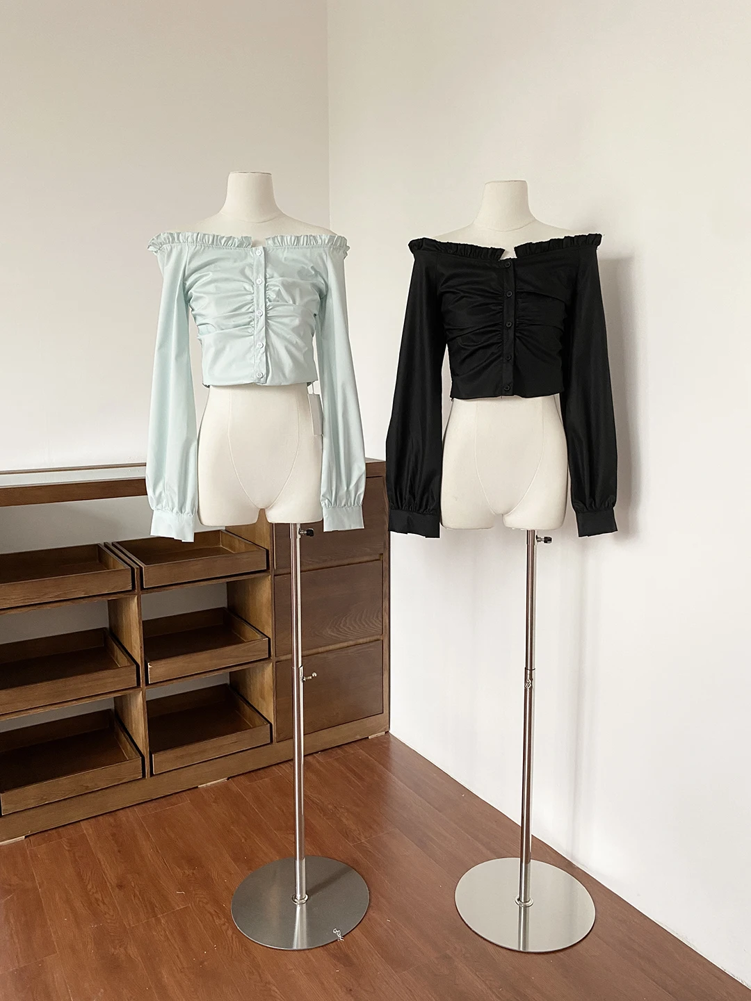 

Белая женская блузка с одним открытым плечом, приталенная, с длинным рукавом, весенняя, молодежная, милая, укороченная, в нежном стиле