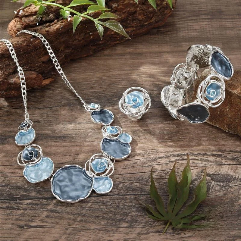 カラフルなバラの花のネックレス、ブレスレット、リングのセット。女性用高級感のあるパーティージュエリーセット。オリジナルデザイン、合金に人工宝石を埋め込んだもの。