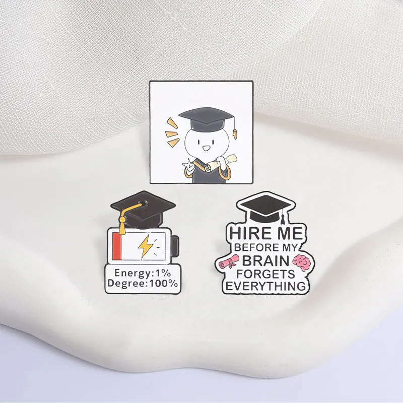 Energy 1% Degree 100% Cartoon Abschluss-Emaille-Pin: „Hire Me Before My Brain Forgets Everything“ Brosche – Abschluss-Schmuckgeschenke – Detail 9