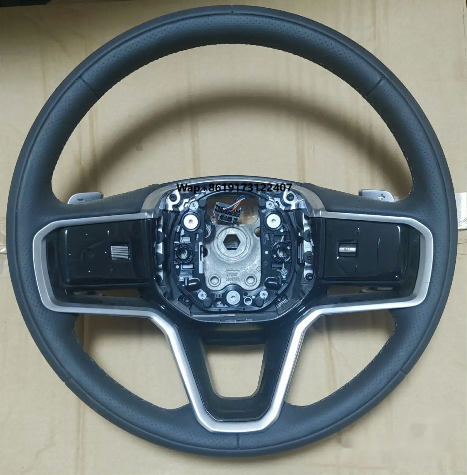 Classic Style Carbon Fiber Steering Wheel Scratch-Resistant Easy to Clean Reinforced for Longevity