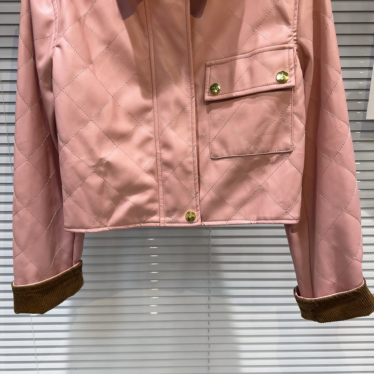 Modna damska kurtka ze skóry PU na jesień 2025, nowa, elegancka, z kołnierzykiem w kropki, wzorem w romby, z aksamitnej tkaniny, kobieca odzież wierzchnia.