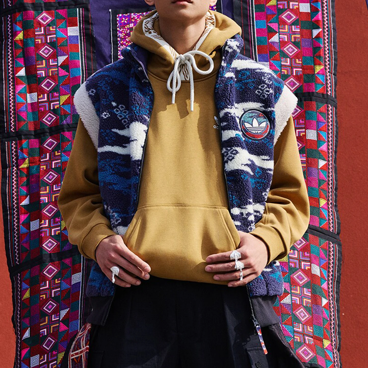 

Официальная новогодняя мужская и женская спортивная толстовка с капюшоном Adidas IX4216