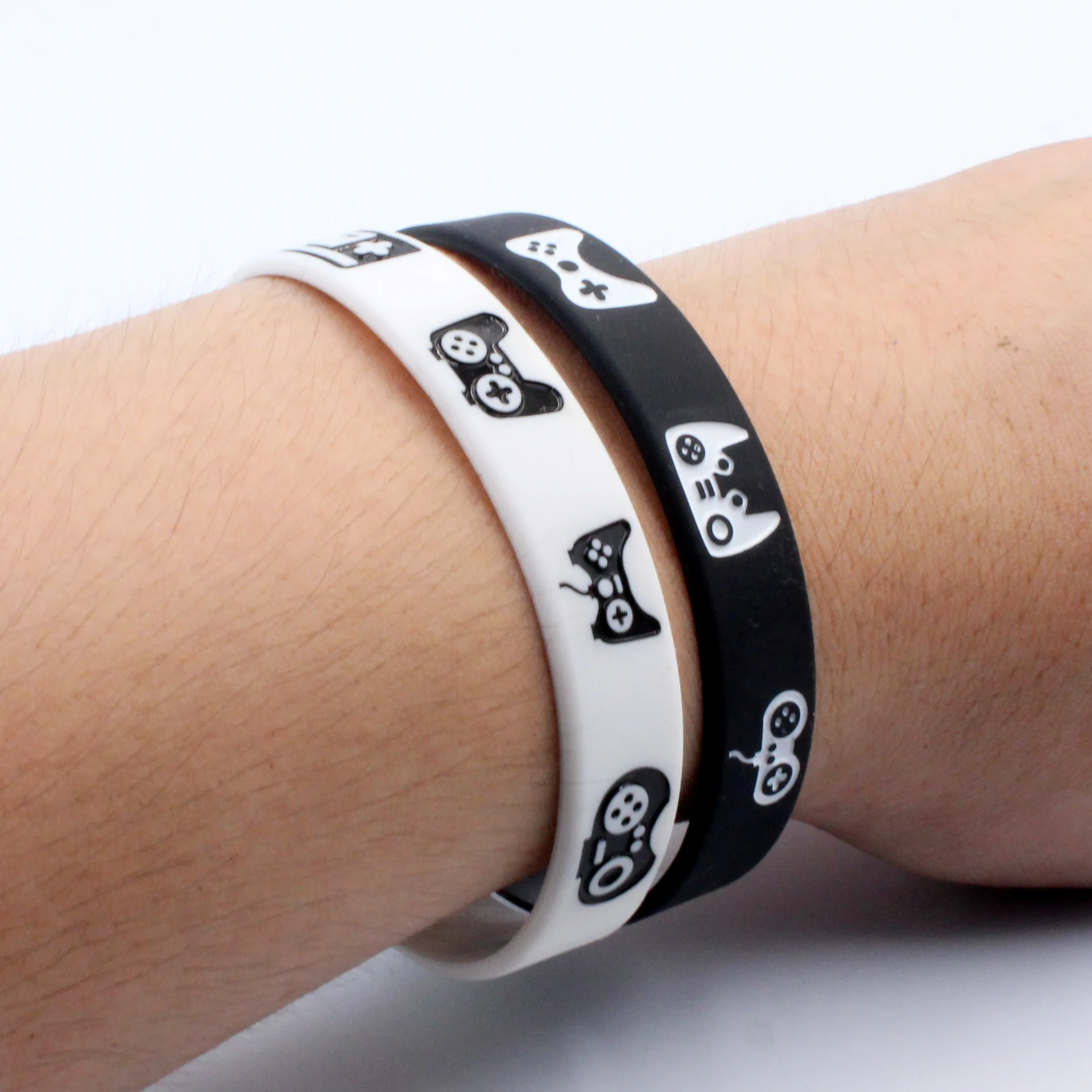 1PC NEW Game Controller Logo Debossed Printed Bracelet Game Lover Bangles Black and White Wrist Strap Men Bracelet Gifts SH367