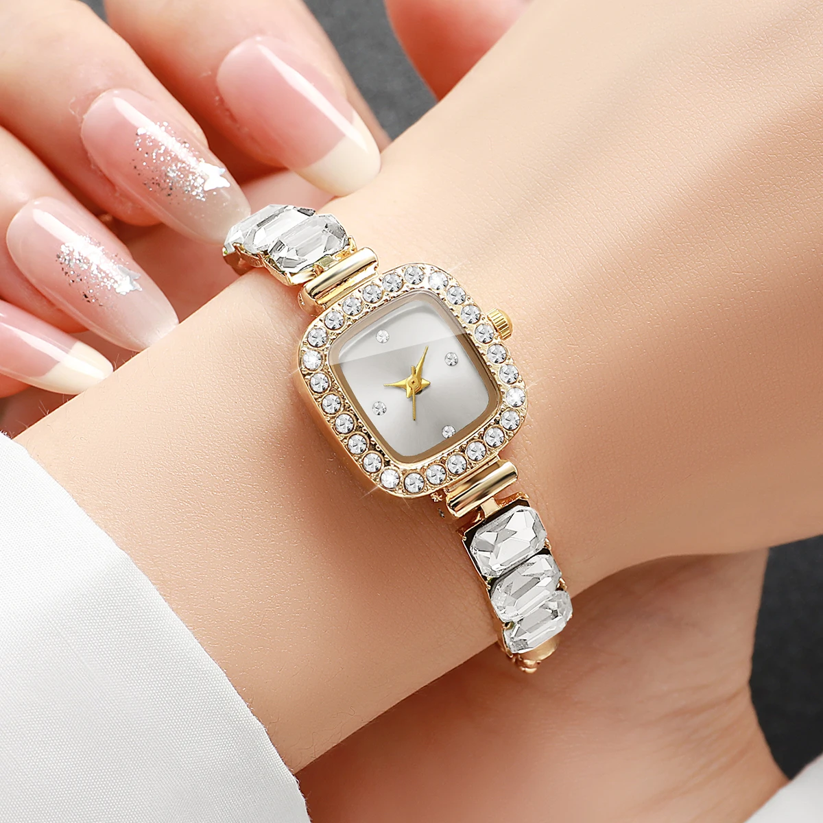 4pcs Women's Gift Watch Creative Pulling Rope Compact Exquisite Scale Dial Korean Edition Luxury Quartz Watch (Box Not Included)