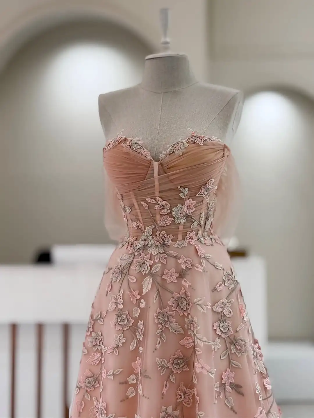 تصميم جديد الحبيب زهرة الجنية مساء اللباس الأنيق الوهم هيكل السمكة الدانتيل والتطريز ألف خط الأميرة فستان الحفلة الراقصة