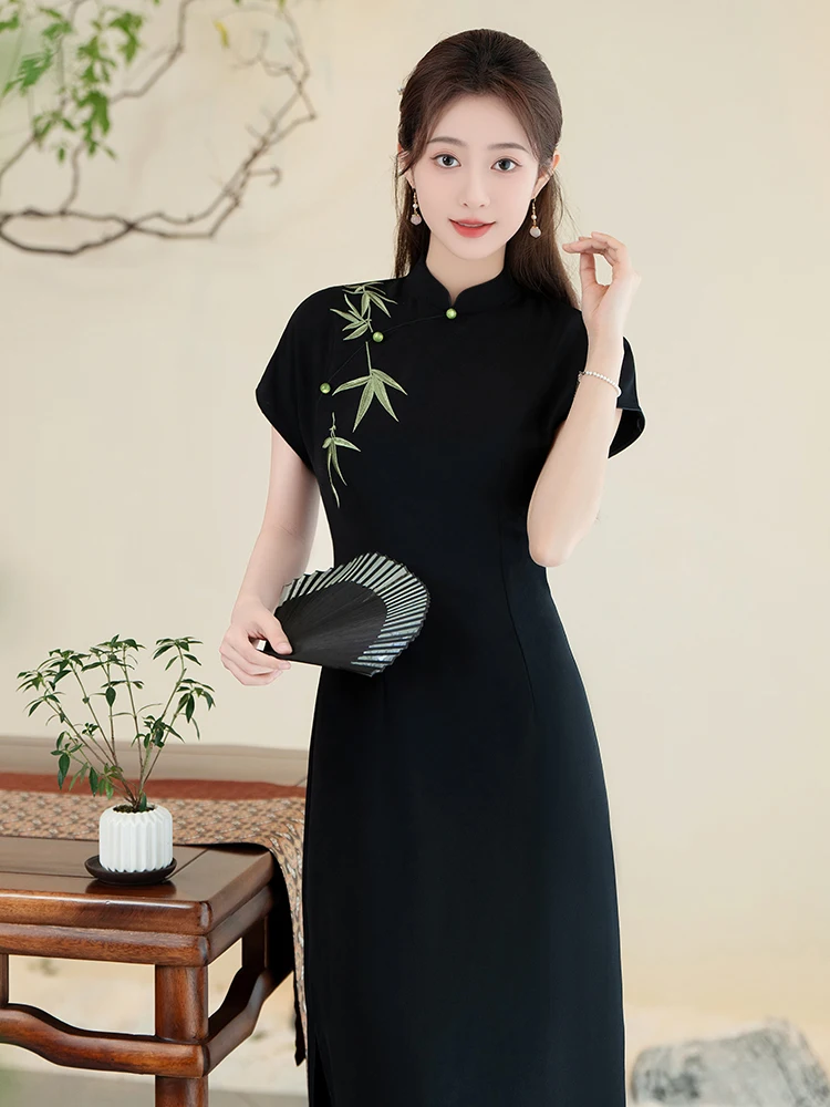 

Черное вышитое длинное ципао для повседневной носки, стройнящее, с эффектом высококачественного материала, средней длины, из дышащей полиэстеровой смеси.