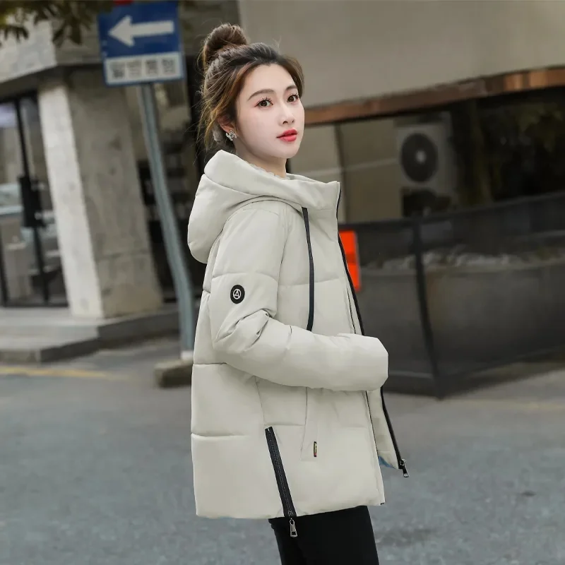 Piumino imbottito in cotone da donna nuova giacca corta invernale con cappuccio da donna sciolto moda Joker studente caldo cappotto imbottito in cotone 2023