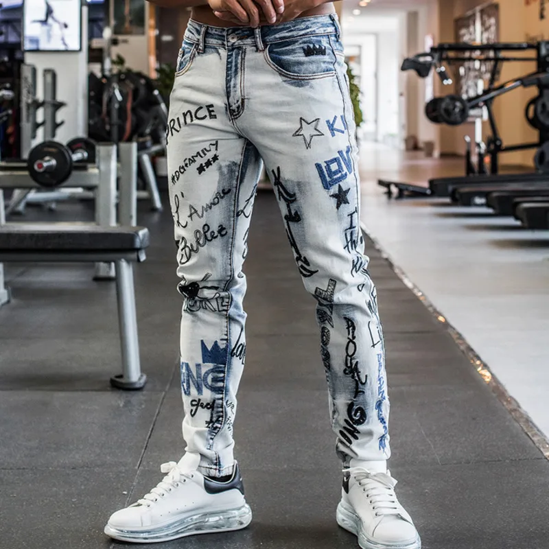 

2023 Fashion Graphic Jean With Holes Sticking Cloth Elastic Letter Embroidery Small Foot Elastic Jeans Men Pant Men Jeans Skinny