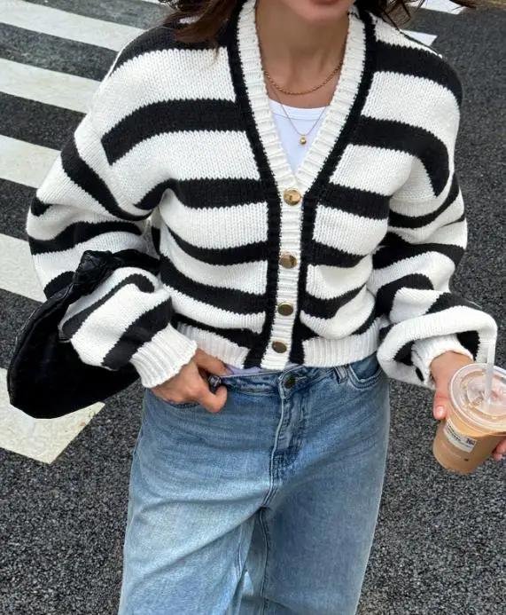 เสื้อสเวตเตอร์ผู้หญิง 2026 ฤดูใบไม้ผลิ ฤดูใบไม้ร่วง แฟชั่นใหม่ ลายทาง คอวี แขนยาว ทรงหลวม สวมใส่ได้หลากหลาย สไตล์ลำลอง