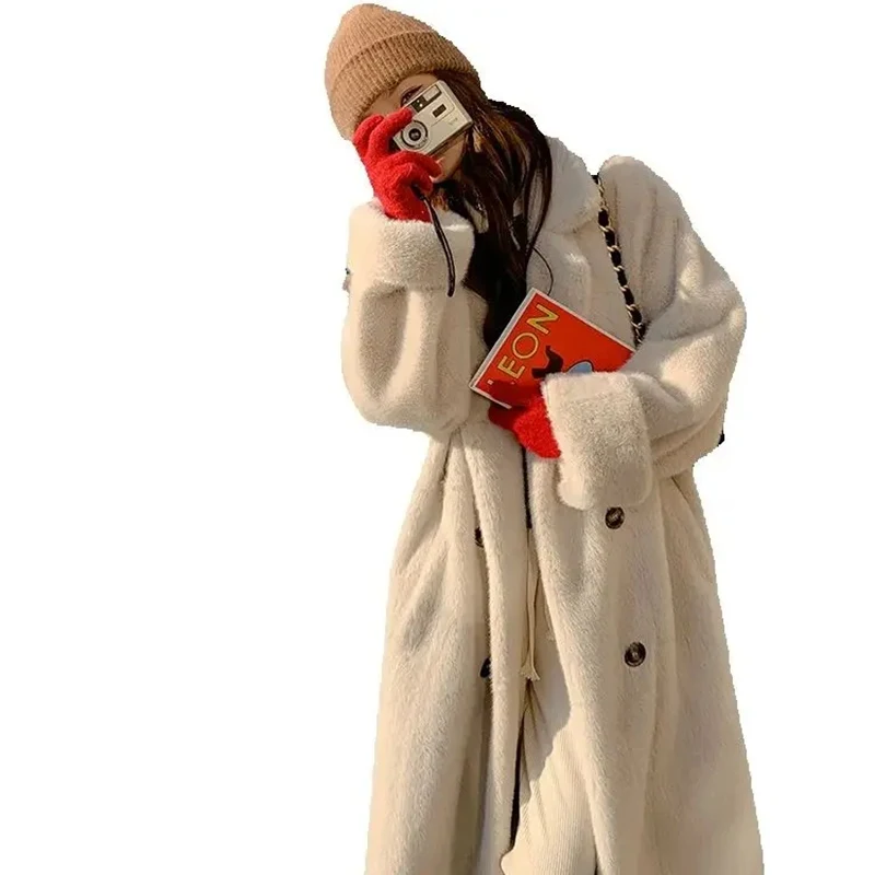 معطف شتوي سميك طويل لعام 2025 بياقة من فرو المنك الصناعي قطعة واحدة معطف فرو صديق للبيئة للنساء