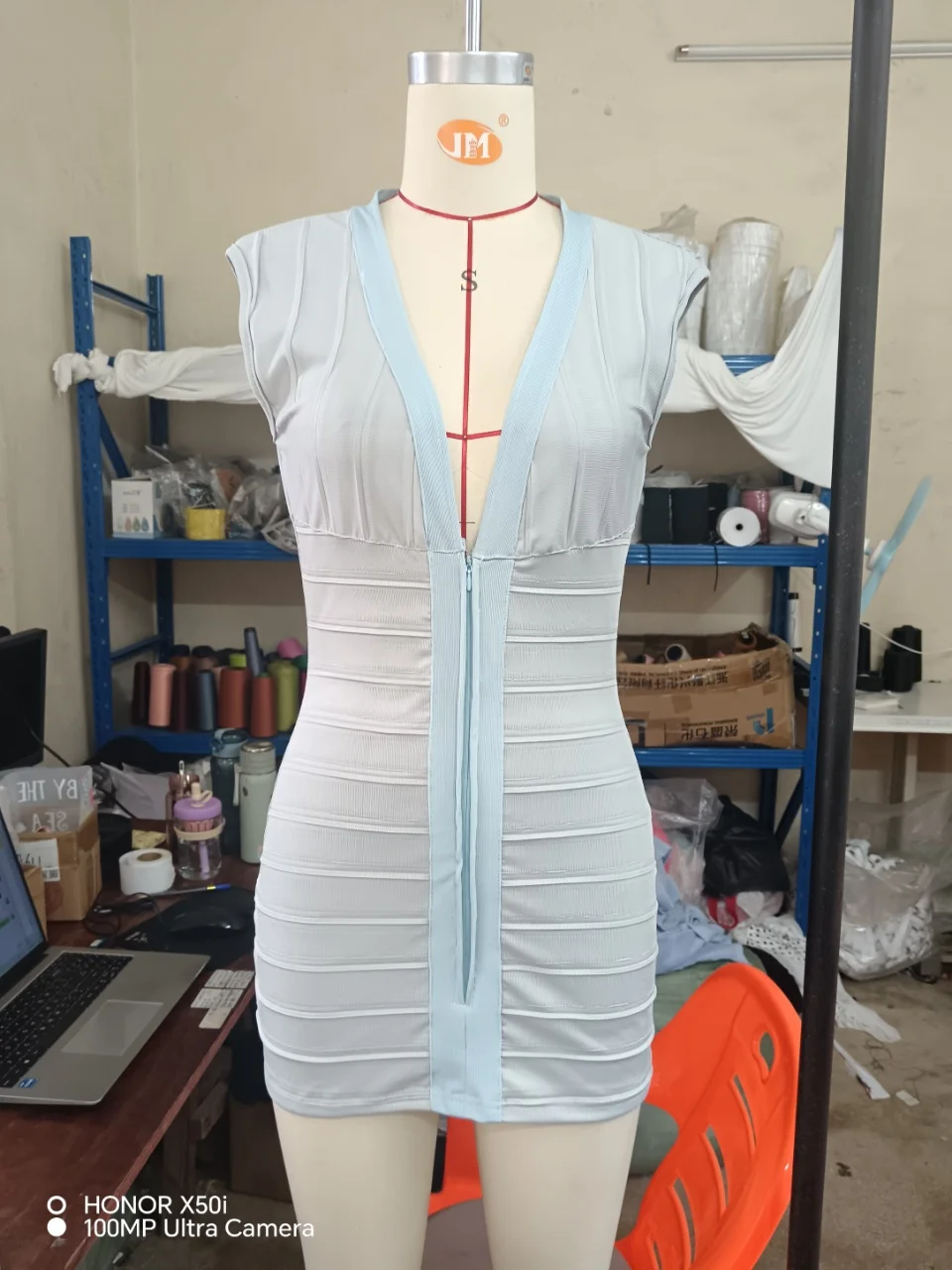 Europäisches und amerikanisches Kleid mit tiefem V-Ausschnitt, ärmellos, mit Reißverschluss, schmal geschnitten, im Spice-Girl-Stil, Partykleid mit Hüftbetonung, modisch und neu. – Detail 4