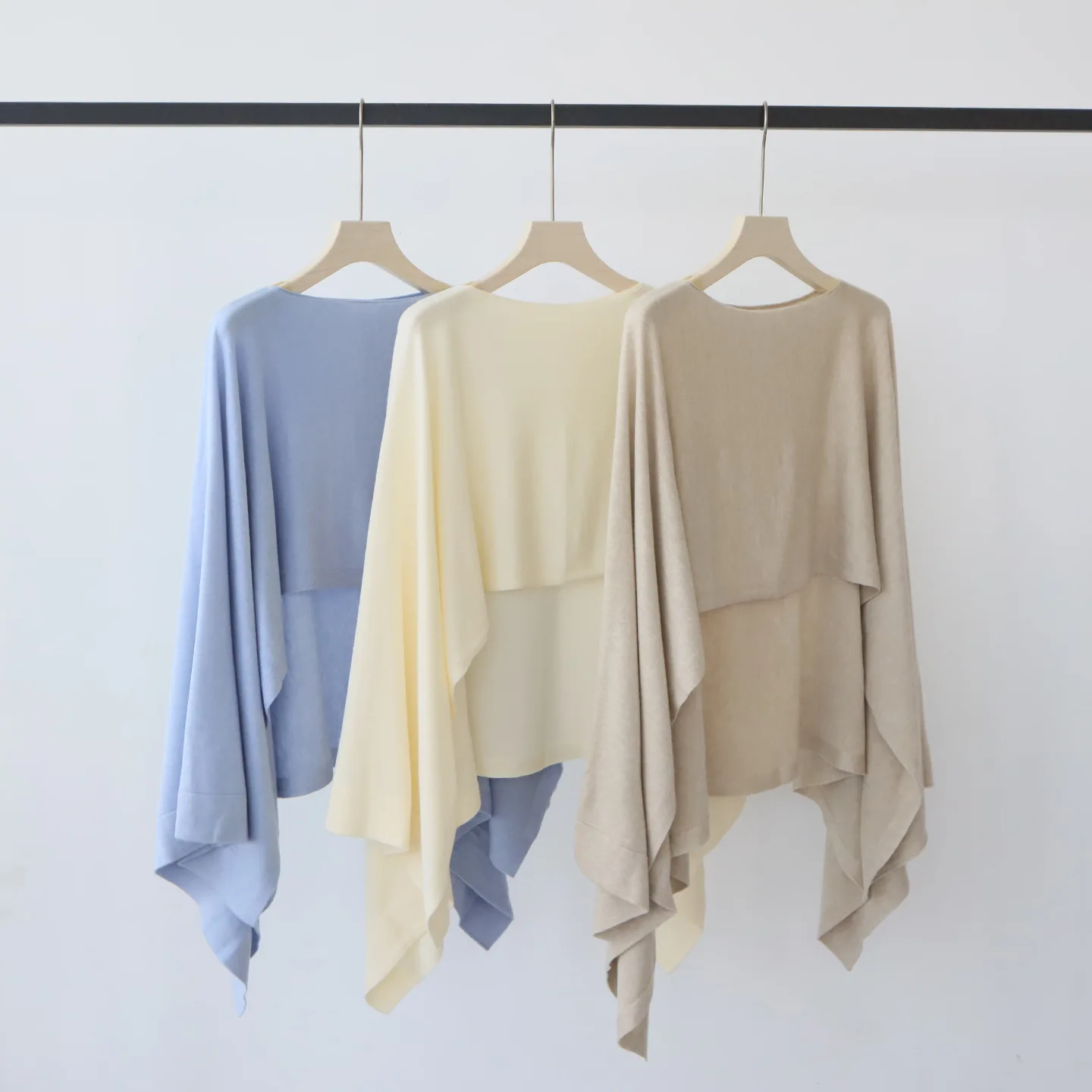 เสื้อสเวตเตอร์ไหมพรมผู้หญิง แขนยาว คอกลม ทรงหลวม ชายเสื้อสูงต่ำ สไตล์ลำลอง เหมาะสำหรับสาวออฟฟิศ  ฤดูใบไม้ร่วง 2025