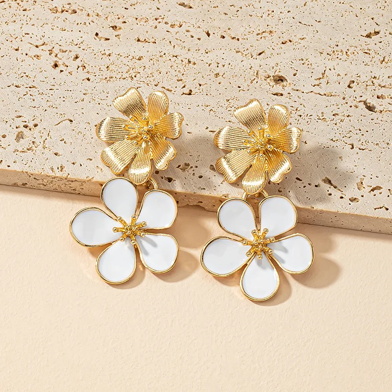 Modern Jewelry Accessories Wholesale Heavy Hammered Metal Flower White Wildflower Mixed Drop Statement Earrings for Women