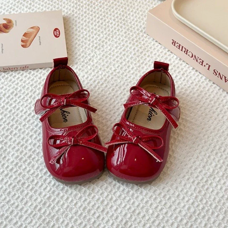 

2025 г., детские кожаные туфли принцессы для девочек, новая летняя модная нескользящая универсальная обувь Мэри Джейн в корейском стиле на мягкой подошве