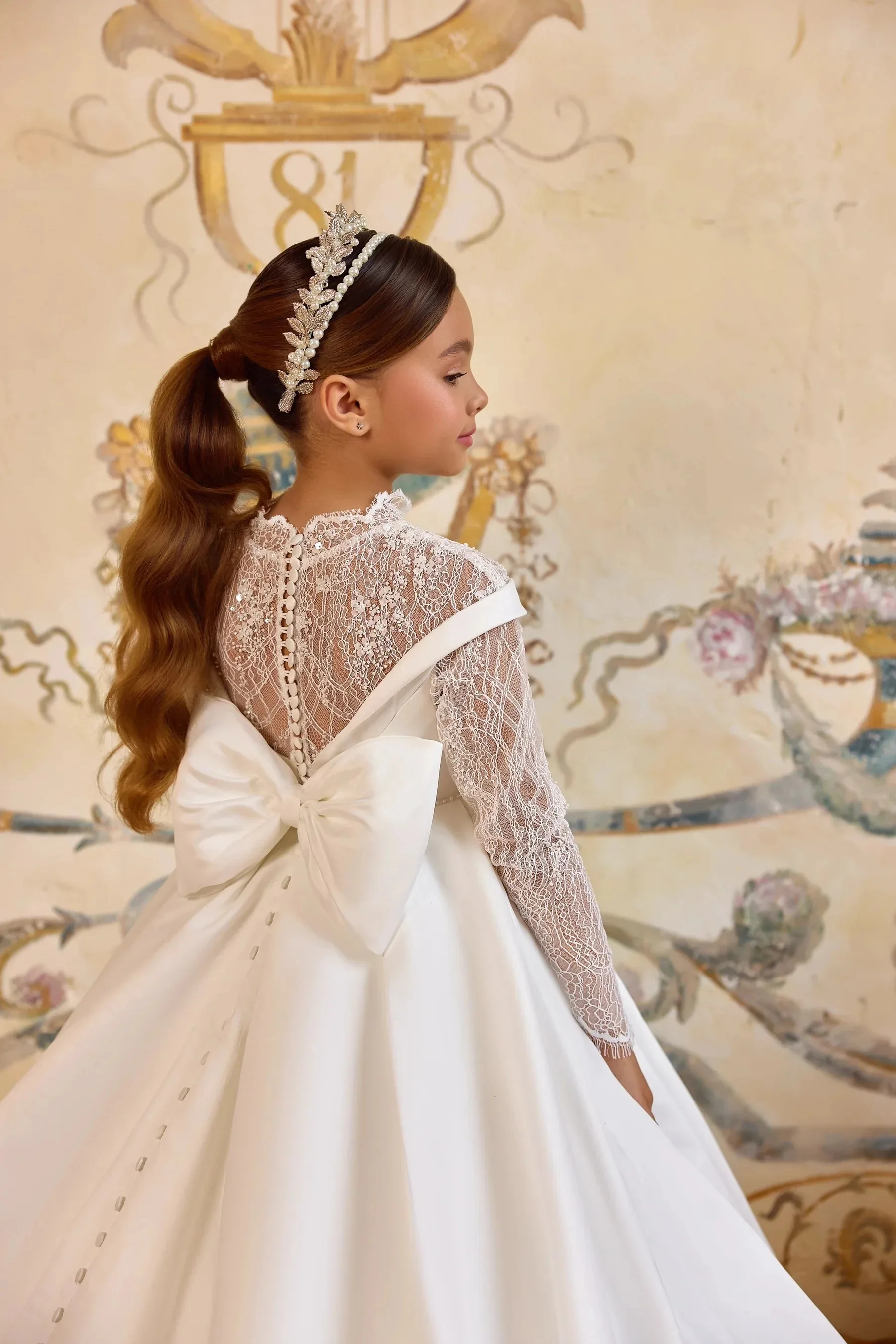 abito-da-damigella-in-raso-bianco-personalizzato-con-fiocco-e-applicazioni-in-pizzo-ideale-per-prima-comunione-compleanni-e-cerimonie-di-laurea