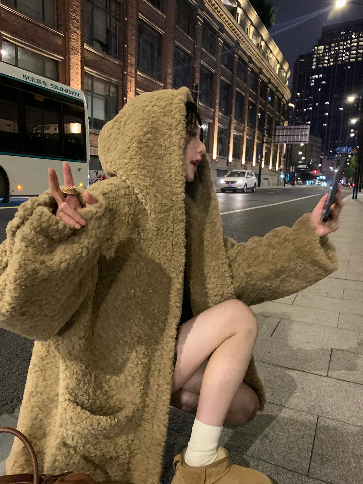 White lambskin hooded eco-friendly fur coat for women in winter, thickened fur one-piece fur coat