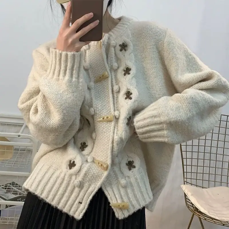 

2024 new autumn and winter retro design niche sweater women's slim loose, warm and soft waxy knitted cardigan to wear outside