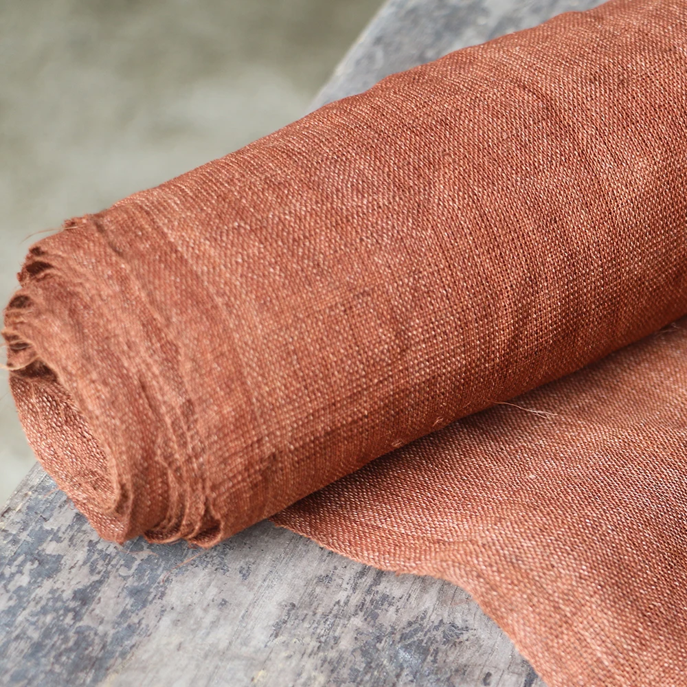 

Навесная штора ручной работы из льна, жесткая, но прозрачная, с ручной окраской под дерево, из грубого льняного полотна, цвета лампади, коричнево-желтая.