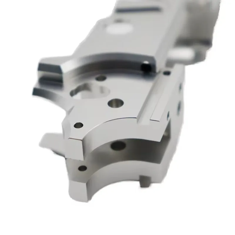 Piezas de acero inoxidable mecanizadas CNC de precisión para servicios de perforación de microbrochado para componentes mecánicos de metal de precisión