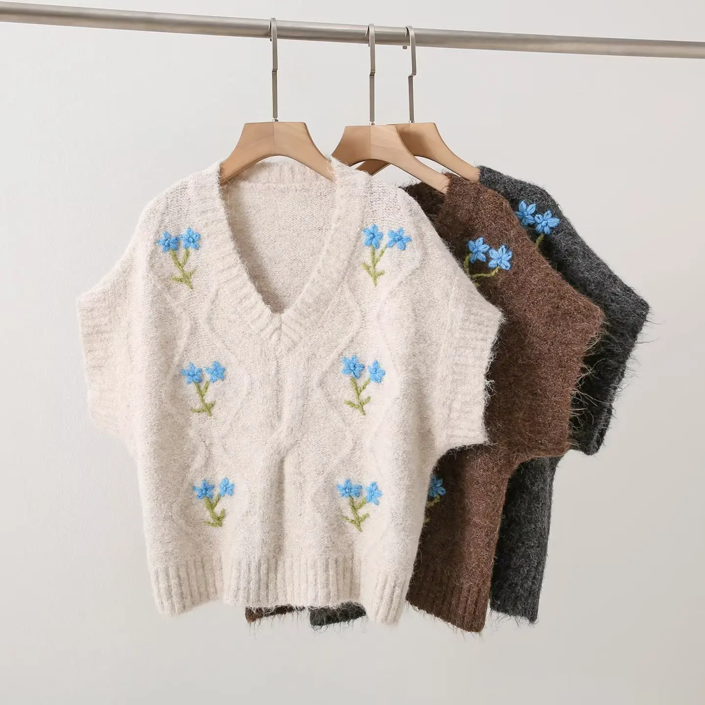 

Ранняя осень 2025, новый корейский модный универсальный элитный вязаный жилет с милой вышивкой и цветком, женский свитер