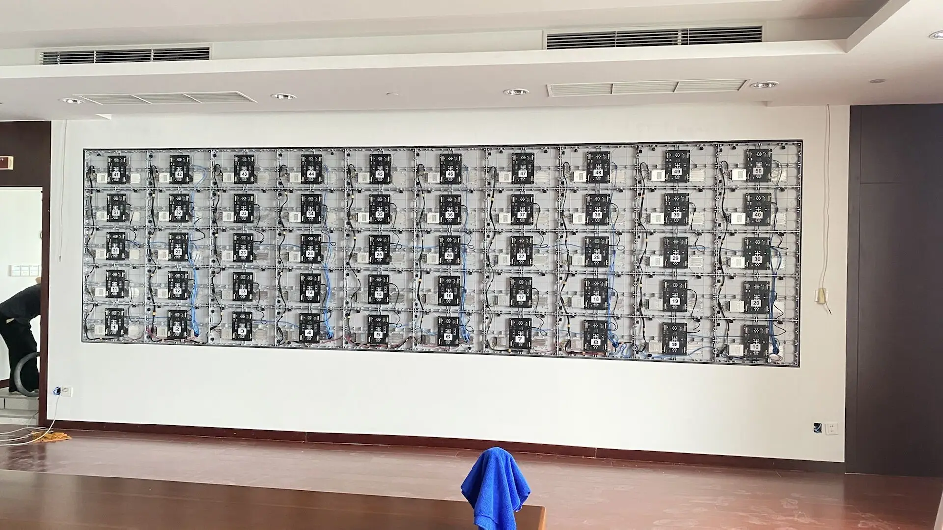 3D Visual Effect 1.25mm Pixel Pitch 600cd Brightness LED Video Wall Indoor LED Display Screen Indoor Film Display Panels