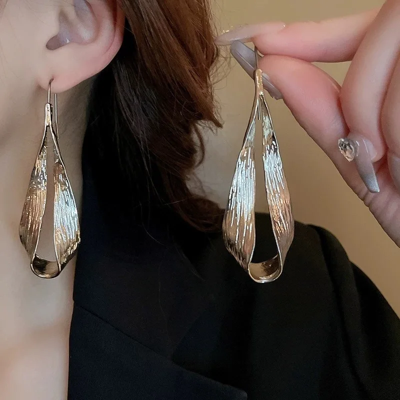 

Minimally designed water droplet earrings with a new high-end feel, sweet, fresh and exaggerated temperament earrings