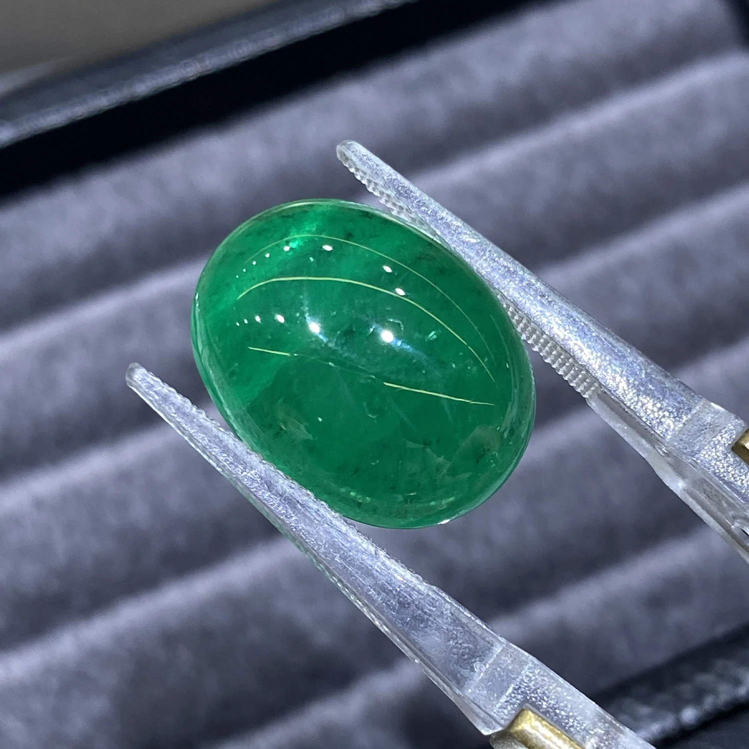 piedra-de-esmeralda-cultivada-en-laboratorio-de-alta-calidad-corte-a-mano-forma-oval-colombiana-con-certificado-agl-para-la-fabricacion-de-joyas