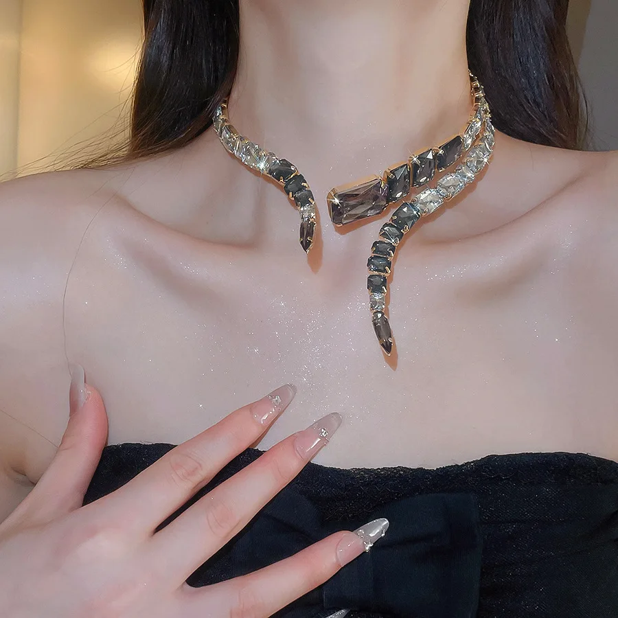 Neue Geometrische Diamantbesetzte Halskette, Personalisiert, Trendig und Extravagant, Leichter Luxus und Raffinierte Nischen-Halskette für Damen – Detail 13