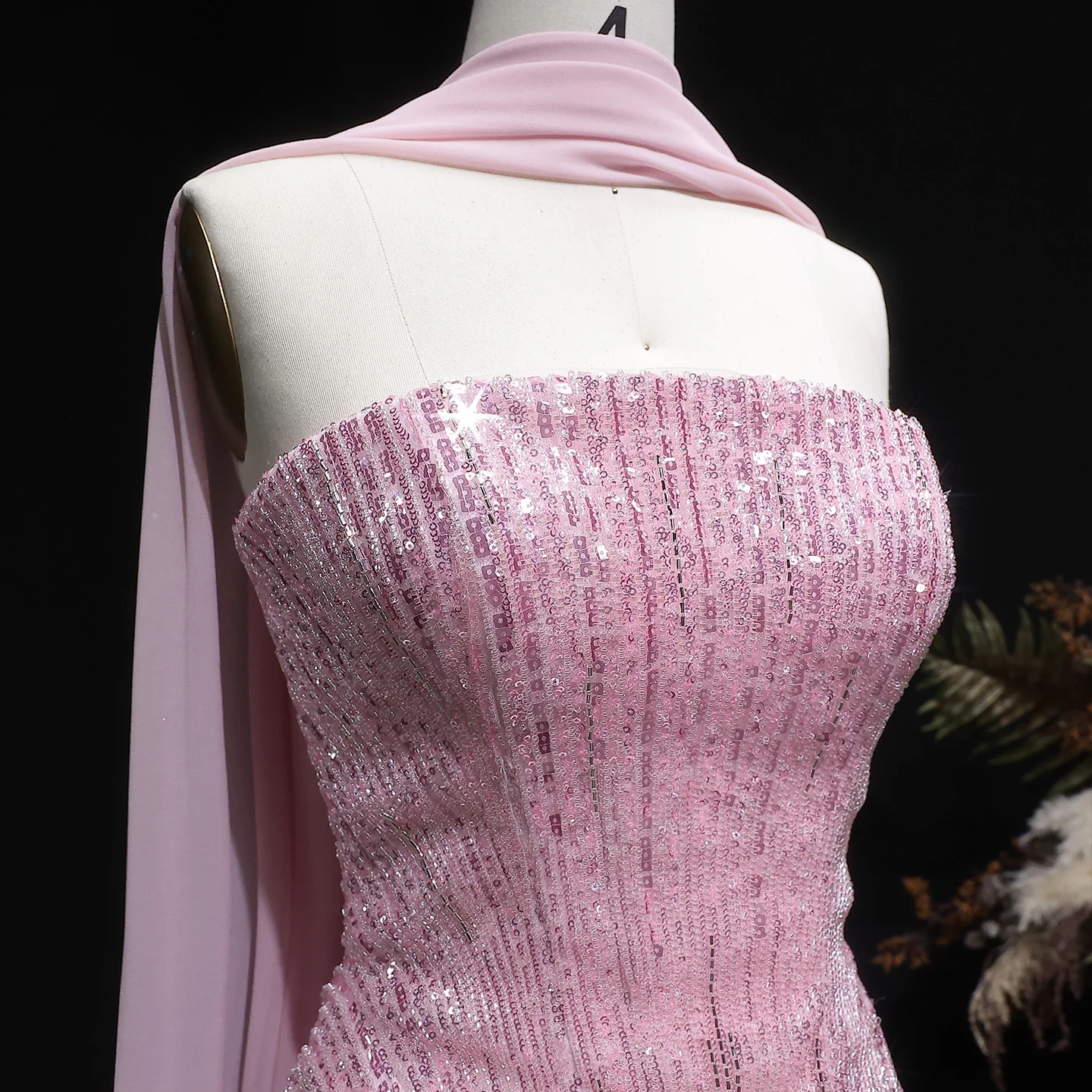 Sharon Said Luxuriöses Dubai-Orangefarbenes Abendkleid mit schweren Pailletten und Perlenstickerei 2026, trägerloses Kleid mit Schal, arabisches Party-Ballkleid SS560, maßgeschneidert – Detail 18