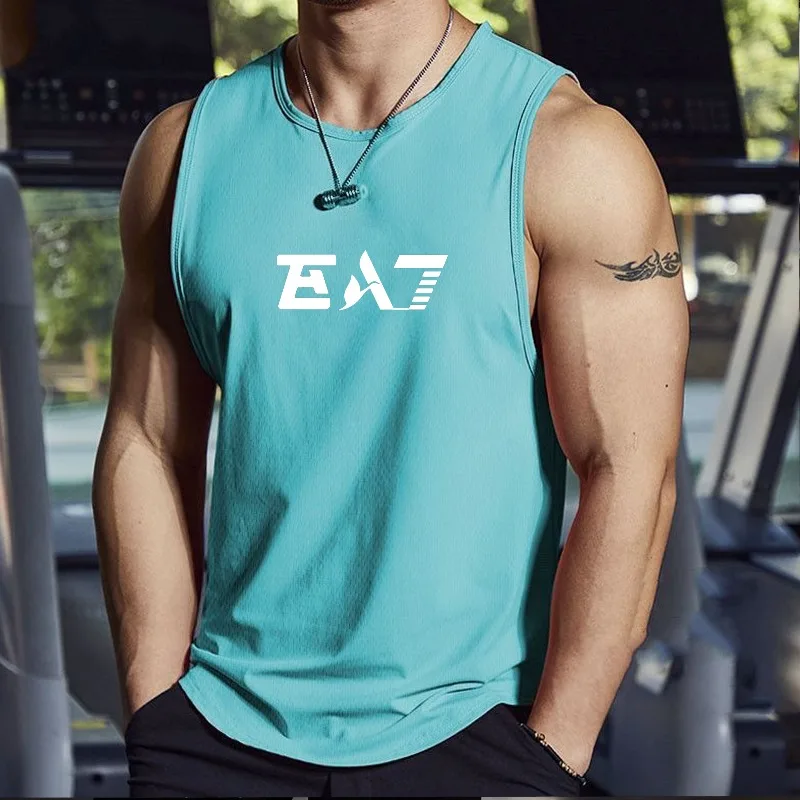 The men's stylish sporty sleeveless T-shirt is suitable for various occasions at home and for outdoor workouts.