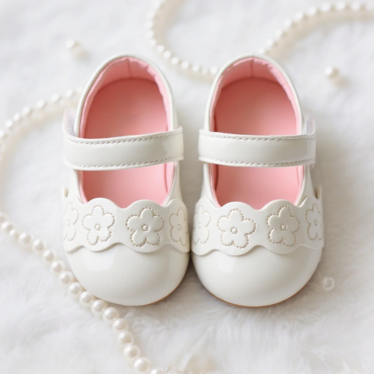 

Новинка 2023 года, повседневная кожаная обувь принцессы для маленьких девочек, красивые идиллические цветы, мягкая нескользящая резиновая подошва, белые первые ходунки для малышей