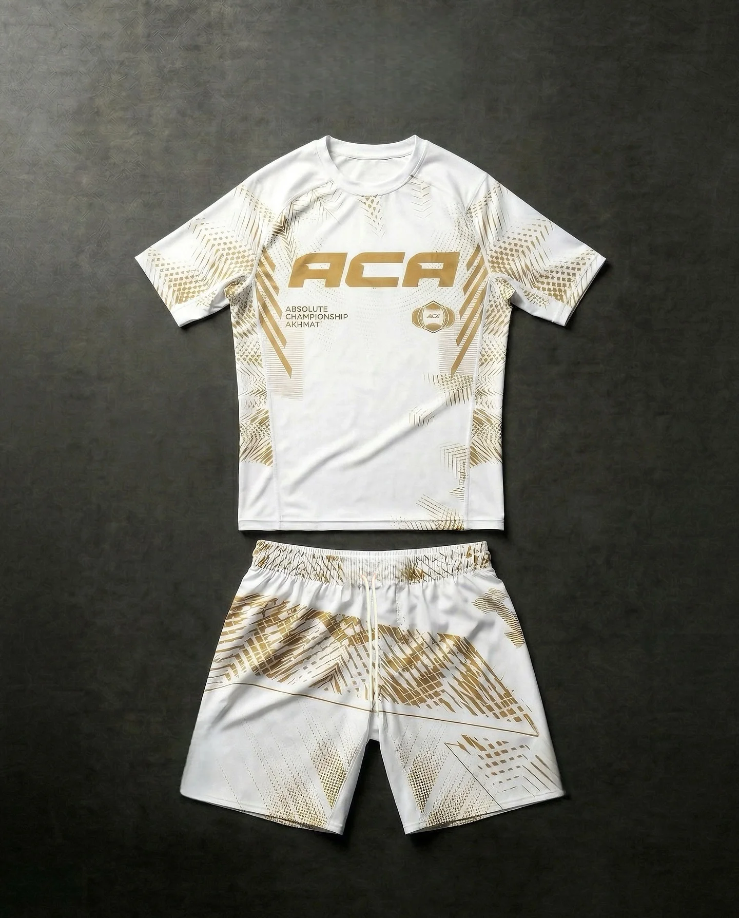 Conjunto de Compressão Masculino 2026 para Esportes de Combate: Rash Guard e Shorts Branco com Padrão Dourado – Inspirado em Luta Livre e MMA para Treino e Atividades Físicas